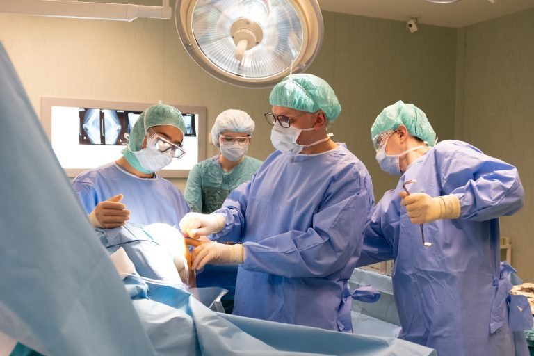 Premieră națională: cea mai performantă proteza de genunchi folosită în intervențiile de protezare parțială la Medpark