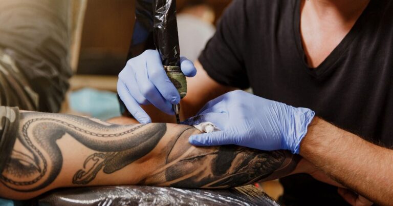 Cine nu ar trebui să-și facă tatuaje?
