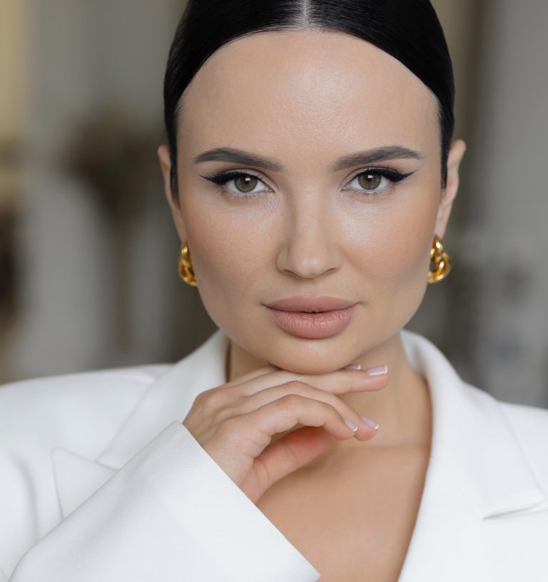 Margarita Karp: «A pravda, chto botulotoksin…» V nachale XXI veka botoks otkryl novuyu eru v kosmetologii. Za posledniye 20 let sfera yego primeneniya znachitel’no rasshirilas’, teper’ on reshayet novyye zadachi b’yuti-terapii. Pochemu imenno botoks okazalsya nastol’ko vostrebovannym preparatom? Etot vopros my zadali Margarite Karp, vrachu-kosmetologu iz kliniki «Beauty Sphera». TOKSIN RODOM IZ BOL’SHOY MEDITSINY U botulotoksina interesnaya istoriya lechebnogo primeneniya. Eto belok, vyrabatyvayemyy bakteriyami Clostridium botulinum. Oni takzhe vyzyvayut botulizm, zabolevaniye, kotoroye bylo shiroko rasprostraneno v KHKH veke. Yeshche v 50-ye gody vrachi zametili, chto u perebolevshikh na kakoye-to vremya narushayetsya peredacha nervnykh signalov v myshtsy. Preparat stali ispol’zovat’ v raznykh oblastyakh meditsiny, kogda nuzhno bylo rasslabit’ myshtsu, nakhodyashchuyusya v gipertonuse. Naprimer, dlya vosstanovleniya patsiyentov posle nevrologicheskikh zabolevaniy, s patologicheskimi spazmami ili pri DTSP. Botulotoksin pomog i prodolzhayet pomogat’! Spustya gody yego nachali ispol’zovat’ v kosmetologii. Na litse yest’ mnozhestvo mimicheskikh myshts, za schet kotorykh obrazuyutsya morshchiny. Ne potomu, chto vy stareyete, a iz-za mimicheskoy aktivnosti. U nekotorykh ona povyshena, eto geneticheskiy faktor. Myshchtsa sokrashchayetsya, umen’shayetsya v razmere; poskol’ku ona plotno srashchena s drugimi tkanyami, to sobirayet v skladki kozhu i mezhdu etimi skladkami na kozhe nachinayut obrazovyvat’sya zalomy, kotoryye my nazyvayem morshchinami. Vy upomyanuli o povyshennoy aktivnosti mimicheskikh myshts. Razve kolichestvo morshchin zavisit ne ot kachestva kozhi? Skoreye — ot yeye sostoyaniya. Kogda v 25 let zapuskayutsya protsessy stareniya, snizhayetsya vyrabotka gialuronovoy kisloty, uvlazhnyayushchey kozhu. I yesli ran’she kozha sobiralas’ v skladki, no zalomy ne voznikali, to s etogo vremeni situatsiya izmenyayetsya. Odnako pervoprichina morshchin vse zhe v mimicheskoy aktivnosti. Imenno yeye snizhayet botulotoksin: rasslablyayet myshtsu i ona ne sokrashchayetsya, sootvetstvenno kozha natyagivayetsya, a morshchiny razglazhivayutsya. Skol’ko vremeni dlitsya effekt protsedury? Primerno polgoda. A tem, kto delayet yeye postoyanno, nuzhno uvelichivat’ kolichestvo preparata? Net. Yesli soblyudat’ pravil’nyy grafik, rezistentnost’ organizma k botulotoksinu ne sformiruyetsya, i prezhnyaya doza budet otlichno rabotat’. Mozhno li chrezmernuyu aktivnost’ ubrat’, sokhraniv pri etom yestestvennost’ mimiki? Seychas takaya vozmozhnost’ yest’. Razvivayutsya i tekhniki, i preparaty. S kazhdym godom botulotoksin stanovitsya vse luchshe. YA v svoyey praktike pol’zuyus’ preparatom Neuronox, on otlichnogo kachestva. Yesli govorit’ o metodakh, to staryye tekhniki blokirovali myshtsy polnost’yu, a segodnya poluchayetsya «zhivoye litso». Naryadu s etim sokhranilsya variant, kotoryy ya nazyvayu «mumiya»: glaza i lob zablokirovany, chelovek ulybayetsya tol’ko rtom. Byvayut i takiye predpochteniya? Da, zaprosy raznyye. YA zametila tendentsiyu: zhenshchiny v vozraste 40+, kotoryye nachinali delat’ etu protseduru 10-15 let nazad, privykli, chtoby litso blokirovali maksimal’no. Molodezh’, a takzhe kliyentki postarshe, kotoryye tol’ko seychas nachinayut delat’ botoks, khotyat yestestvennyy variant. Dazhe yesli sdelat’ vsego neskol’ko protsedur, lishnyaya mimicheskaya aktivnost’ mozhet uyti. Chelovek osvaivayet novyy pattern i zatem vyrazhayet svoi emotsii, men’she napryagaya litso. V 20 RAZ MEN’SHE OPASNOY DOZY Margarita, yest’ li u botoksa pobochnyye effekty? Nikakikh, yesli in”yektsii delayet opytnyy doktor i preparat kachestvennyy. Pravil’nyye dozy i tochki vvedeniya polnost’yu isklyuchayut risk. Botulotoksin vvoditsya neposredstvenno v myshtsy-misheni i cherez sutki ukhodit iz organizma. Takzhe v plane allergicheskikh reaktsiy on nichut’ ne opasneye drugogo veshchestva. Konechno, patsiyentam ne sleduyet ignorirovat’ vrachebnyye trebovaniya, nuzhno pravil’no sebya vesti posle protsedury. No eto kasayetsya lyubogo lecheniya. U pozhilykh lyudey inogda byvayet vremennaya reaktsiya na vvedeniye preparata v okologlaznyye myshtsy, narushayetsya podvizhnost’ veka. Eto prokhodit v techeniye dvukh nedel’ maksimum. Neobratimykh narusheniy preparat ne vyzyvayet. BOTOKS VS GIPERGIDROZ Botulotoksin v kosmetologii spravlyayetsya ne tol’ko s morshchinami: my mozhem ustranit’ proyavleniya povyshennoy potlivosti. Gipergidroz ne lechitsya, k sozhaleniyu. No sami yego simptomy chasto privodyat k depressii. Takim obrazom, in”yektsii botoksa izbavlyayut bol’nykh ot stressa i nervnogo napryazheniya. Predstav’te, chto chuvstvuyet chelovek, u kotorogo vsyu zhizn’ poteli ladoni, yesli on mozhet spokoyno otvetit’ na rukopozhatiye. Inogda roditeli podpisyvayut pis’mennoye soglasiye, chtoby ikh nesovershennoletnemu rebenku sdelali takuyu protseduru. Tem boleye, chto obychno gipergidroz proyavlyayetsya imenno v podrostkovom vozraste, kogda kompleksov i tak predostatochno, i oslozhnyayet obshcheniye. Znachit v rukakh opytnykh spetsialistov botoks — nadezhnyy i effektivnyy preparat i vse opaseniya po povodu yego primeneniya v kosmetologii ne imeyut osnovaniy? Nikakikh osnovaniy, krome slukhov. Znamenityy sevil’skiy tsiryul’nik Figaro govorit v p’yese Bomarshe: «YA luchshe svoyey reputatsii!». Vot i s botoksom tak. Ещё 4 934 Margarita Karp: „Este adevărat că toxina botulinică…”