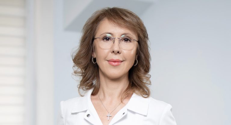 Alina Nemtsanu: «Zalog uspeshnoy korrektsii – eto dovol’nyy rezul’tatom i schastlivyy patsiyent» Esteticheskaya meditsina yavlyayetsya odnim iz dinamichno razvivayushchikhsya napravleniy dlya profilaktiki stareniya i omolozheniya. Tol’ko mnogoletniy opyt i prakticheskiye narabotki dayut vozmozhnost’ ispol’zovaniya naiboleye sovremennykh i effektivnykh metodik, ot innovatsionnykh preparatov do uzhe zarekomendovavshikh sebya v kachestve «zolotogo standarta». Esteticheskaya meditsina davno vyshla za ramki uslug krasoty. Segodnya v prioritete — sistemnyy, vrachebnyy podkhod, kotoryy nachinayetsya s glubokoy diagnostiki i ponimaniya prichin tekh ili inykh izmeneniy vo vneshnosti. Sovremennyy patsiyent stremitsya k yestestvennosti. Kosmetologiya ne dolzhna «schityvat’sya» po litsu — v trende osoznannyy, produmannyy ukhod za soboy, kotoryy sokhranyayet individual’nost’ i podchorkivayet prirodnyye dannyye, a ne stirayet ikh. I, chto vazhno, patsiyenty vso chashche vybirayut ne po fotografiyam v sotsial’nykh setyakh, a po professionalizmu spetsialista. Vazhno, chtoby vrach umel provesti gramotnuyu konsul’tatsiyu, diagnostirovat’ sostoyaniye kozhi, predlozhit’ raznyye podkhody, ob”yasnit’ sut’ kazhdoy protsedury i — chto printsipial’no — vzyat’ na sebya otvetstvennost’ za rezul’tat i vozmozhnyye posledstviya. Bezuslovno, v rabote ya vsegda ottalkivayus’ ot mnozhestva faktorov: tip kozhi, morfotip stareniya, fototip, pol patsiyenta. No segodnya etogo nedostatochno. Vso chashche ya smotryu glubzhe — na obshcheye sostoyaniye organizma. Yesli v organizme yest’ skrytoye vospaleniye ili vyrazhennyy defitsit nutriyentov, zhdat’ ustoychivogo rezul’tata ot lyuboy protsedury ne prikhoditsya. Poetomu podkhod dolzhen byt’ kompleksnym. Sovremennaya esteticheskaya meditsina predlagayet ogromnyy vybor: ot invazivnykh do neinvazivnykh metodov, ot khirurgii do terapevticheskikh programm. Ne skroyu, mnogim patsiyentam slozhno razobrat’sya v etom mnogoobrazii. No imenno zdes’, ya schitayu, i proyavlyayetsya professionalizm vracha — v umenii podobrat’ bezopasnuyu, nauchno obosnovannuyu i effektivnuyu metodiku, kotoraya dast ozhidayemyy rezul’tat. Apparatnyye tekhnologii, v chastnosti, zanimayut vazhnuyu nishu v moyey praktike — oni pozvolyayut dobivat’sya vpechatlyayushchikh rezul’tatov s minimal’nymi vremennymi zatratami i maksimal’nym komfortom. Sredi samykh vostrebovannykh metodik segodnya — apparatnyy SMAS-lifting Ultherapy, a takzhe protsedury, napravlennyye na uluchsheniye kachestva kozhi: ustraneniye pigmentatsii, sosudistykh proyavleniy, rubtsov, uluchsheniye tonusa i tekstury. Vso eto dayot vyrazhennyy effekt, ne trebuya dolgoy reabilitatsii i ne narushaya privychnogo ritma zhizni. Apparat Ulthera System-yavlyayas’ «zolotym standartom» v nekhirurgicheskoy podtyazhke kozhi, s podtverzhdennoy nauchnoy i klinicheskoy effektivnost’yu, obladayet unikal’nym mekhanizmom deystviya. Sfokusirovannyy ul’trazvuk pronikayet tochno na zadannuyu glubinu, minuya poverkhnostnyye tkani, ne travmiruya ikh. Kak rezul’tat my poluchayem vyrazhennyy lifting, chetkiy kontur litsa, uprugost’ i gladkost’ kozhi. Imenno eto delayet metod osobenno privlekatel’nym dlya sotsial’no aktivnykh zhenshchin i muzhchin, kotorym vazhno ostavat’sya v resurse i vyglyadet’ khorosho bez poteri vremeni i srazu vozvrashchat’sya k privychnoy zhizni — bez otekov, sinyakov i reabilitatsii. YA uverena: kazhdoye novoye pokoleniye deystvitel’no budet vyglyadet’ luchshe predydushchego. My zhivem v informatsionnom veke, gde dostup k znaniyam i vozmozhnostyam po ukhodu za soboy znachitel’no rasshirilsya. Molodoye pokoleniye uzhe segodnya po-drugomu smotrit na vopros sokhraneniya molodosti i zdorov’ya, deystvuya na operezheniye: zanimayas’ profilaktikoy zadolgo do pervykh priznakov stareniya. I eto pravil’no. Ved’ krasota nachinayetsya iznutri. Poetomu v svoyey rabote ya vso chashche privlekayu smezhnykh spetsialistov, ved’ vazhno sledit’ za zdorov’yem v tselom, a ne tol’ko za otrazheniyem v zerkale. Segodnyashniy zapros patsiyentov — eto uzhe ne prosto «sdelayte mne krasivo». Eto «pomogite mne byt’ zdorovym, energichnym i v resurse». My bol’she ne ispravlyayem vneshnost’. My lechim. I eto sovershenno novyy, osoznannyy uroven’ esteticheskoy meditsiny. YA uverena: takoy podkhod —osoznannyy, personalizirovannyy i chestnyy — eto ne prosto vremennyy trend. Eto novoye kachestvo vrachebnoy raboty v esteticheskoy meditsine. Ещё 4 083 Alina Nemtsanu: „Cheia unei corecții reușite este un pacient mulțumit și fericit.”